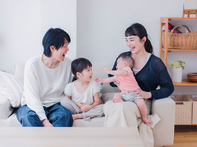 笑顔で家族団らんの様子