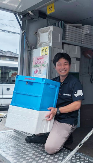笑顔の配送スタッフ