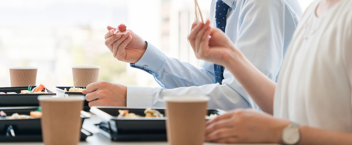 職場でメグリアを利用し食事をする社員